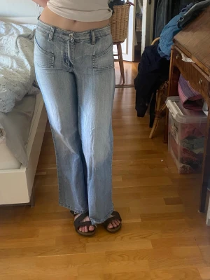 Supervackra vintage HFC jeans - Vintage HFC jeans jag köpte vintage för ca 800kr. Dem är i 100% bomull,en tråd längst ner på högra benet är lös (sista bilden) kan enkelt fixas! skriv vid frågor eller mer bilder 🌸