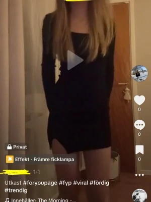 Svart ribbad långärmad klänning - Tajt svart ribbad klänning med lång ärm och rund halsringning. Klänningen är figurnära och har en enkel, stilren design som passar perfekt till olika tillfällen. Materialet är stretchigt och bekvämt.