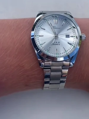 Silverfärgad klocka från Doventi  - Stilren klocka från Doventi med silverfärgad länk i metall och rund urtavla. Urtavlan är också silverfärgad med tydliga markeringar, datumvisning och tre stjärnor som detalj. Klassisk och clean design som passar till allt.