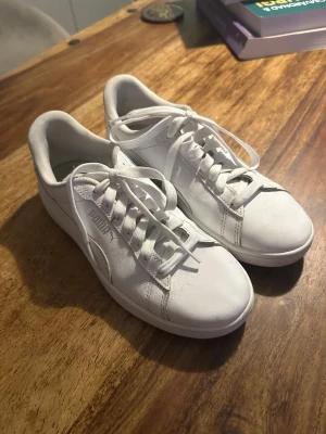 Vita sneakers - Från Puma, använda väldigt få gånger eftersom de va lite för små. Storlek 38