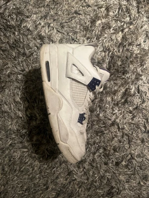 Air Jordan 4 metallic purple - Säljer ett par Air Jordan 4 metallic purple i okej skick, de är använda men går absolut att tvätta innan de säljs om så önskas. Storlek 45