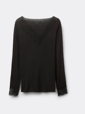 Intimissmi spets tröja  - Säljer denna svarta spets tröjan från intimissmi, använd fåtal gånger. Den är i storlek s men passar som xs, mjuk känsla i materialet. Kontakta vid privata bilder eller funderingar!!