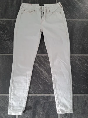 True religion jeans vita - Jätte snygga vita skinny jeans true religion med rosa coola sömmar. Mid rise stl 28 stretchiga. I mycket fint skick 