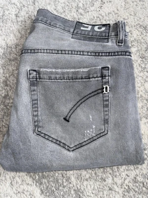 Gråa Dondup George jeans - Dondup George jeans | Skick 9/10 | W35 | Vårt pris: 879kr | Priset är prutbart | Fabriksslitningar | Hör av er vid intresse eller frågor!🌟