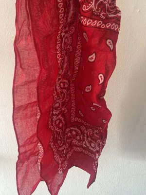 Röd bandana - Säljer en röd bandana, använd en gång. Perfekt till spex eller utklädnader. Köpt på glitter för 99 kr