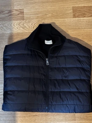 Svart jacka från Moncler - Skön hybridjacka/cardigan perfekt till våren. Storlek L, liten i storleken går mot M. Extremt bra kvalitet