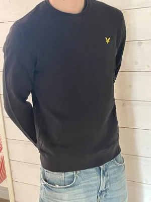 Svart sweatshirt från Lyle & Scott - Klassisk svart sweatshirt från Lyle & Scott. Priset kan diskuteras. 
