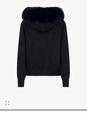 Svart teddykofta med huva - En svart jacka från Alessa som har en stor päls luva, knappt använd. Kom privat för mer bilder 