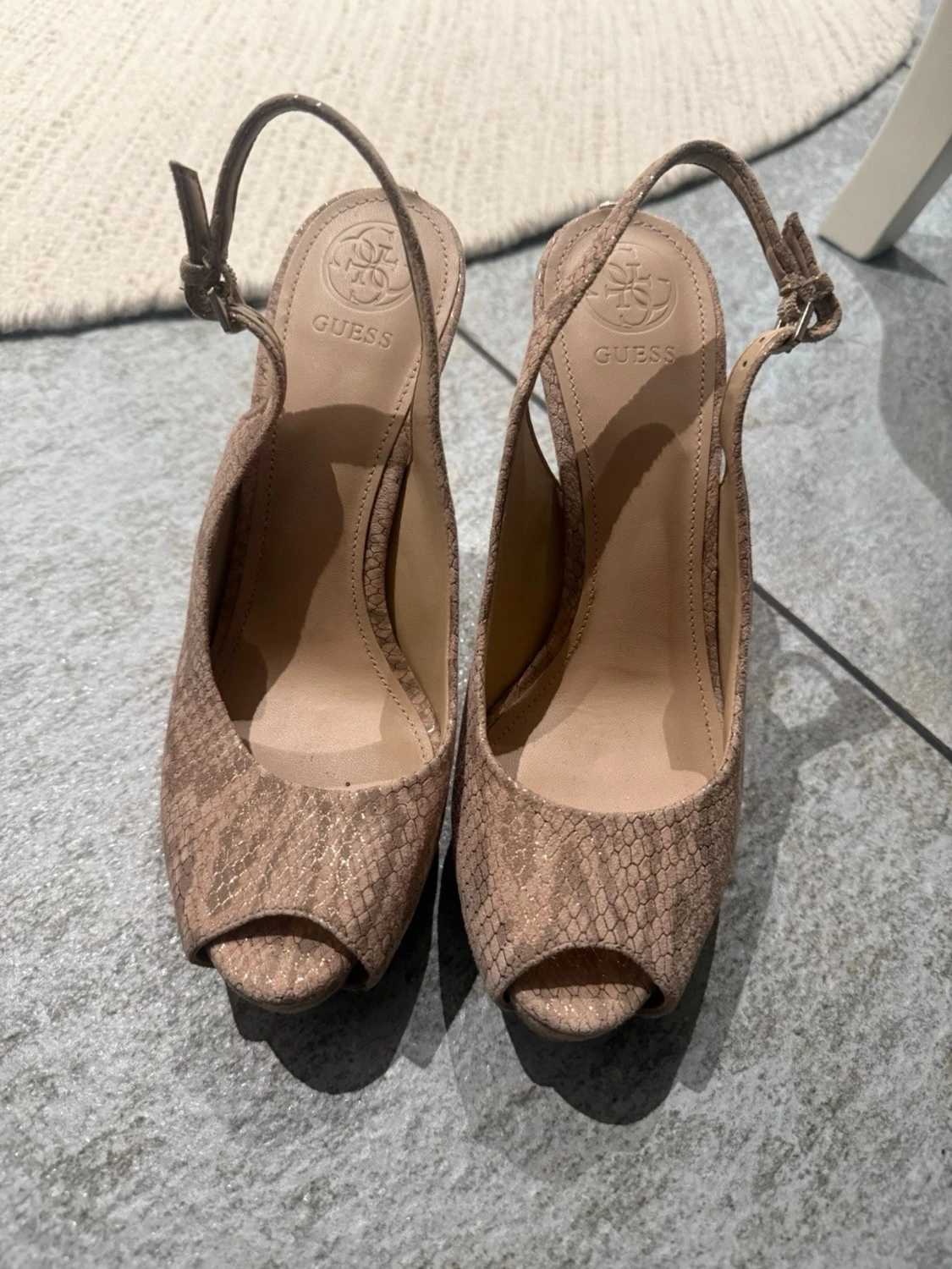 Beige peep toe pumps från Guess