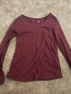 Vinröd långärmad topp från 157 - En enkel och stilren vinröd långärmad topp från 157. Endast använd 1 gång + när jag provade den