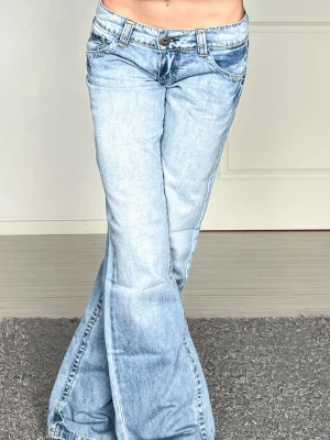 Jeans - Midjemått: 38cm rakt över, innerbenslängd: 82cm 💗