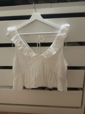 Vit topp med volang Gina tricot  - Vit topp ifrån Gina tricot i storlek xs! 