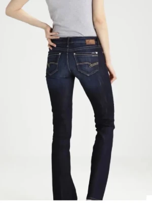 Mörkblå lågmidjade bootcut jeans från Mavi - Säljer ett par Bella jeans som är mörkblå, lågmidjade och bootcut från Mavi! Säljer för att dom tyvärr sitter lite för tajt på mig. Står att storleken är 27/37 men skulle säga själv att dom är i storlek S❣️ Köpa för ungefär 750kr säljer för 395kr❣️Lite slitna längst ner på jeans kanten i bak men inget som syns mycket, skriv för bild💕 Midjemått ca 2x38=76cm,  Innerbenslängd ca 80cm 💕