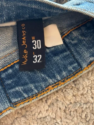 Nudie jeans - Tja! Säljer ett par Nudie jeans i storleken (30/32)-skick 7/10. Fläck på ena benet. Vid minsta lilla fundering hör av er!