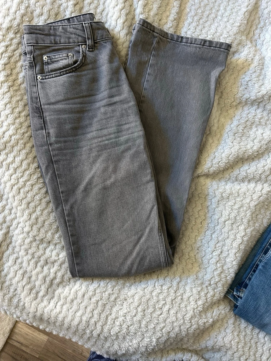 Gråa jeans