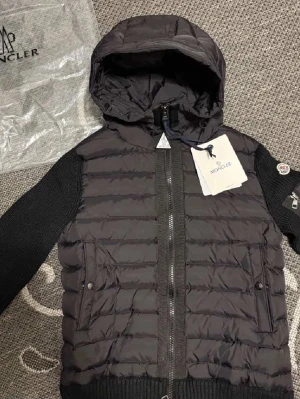 Svart pufferjacka från Moncler - Snygg svart pufferjacka från Moncler med stickade ärmar och vadderad kropp. Skicka gärna bud priset kan sänkas vid snabb försäljning 