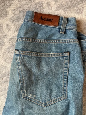 Blå raka jeans från Acne Studios - Säljer ett par vintage acne jeans i ljusblå färg, riktigt bekväma med en riktigt stilig passform. Det är minimala slitningar som jag mer tycker ser stiligt ut. ( skriv för fler bilder ) pris på vad jag såg är runt 1500-2000 just nu . 