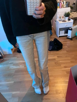 Ljusblå bootcut jeans med låg midja - Säljer ett par ljusblå jeans med bra passform och låg midja. Jeansen har klassisk femficksdesign och är tillverkade i denim. 💕💕💕