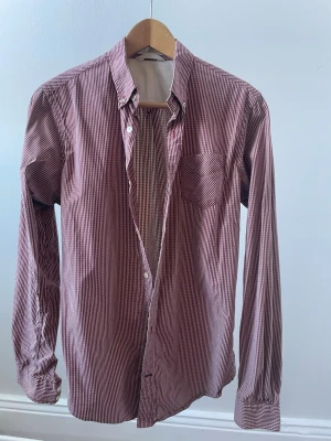 Röd vit rutig skjorta från NN07 - Röd/vit skjorta från NN07 i stlk S. Mycket fint skick. Pris kan diskuteras. 