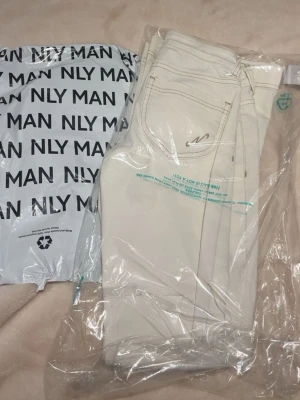 Vita jeans - Vita lågmidjade jeans från nelly, storlek 34, endast testade och kommer i originalpaketet med lappar! 💕 nypris 699!