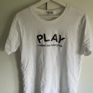 Comme des garcons - Säljer denna play comme des garcons t-shirten då den ej används. Storlek L och den sitter lite oversized på mig. Hör av dig för fler bilder eller frågor!