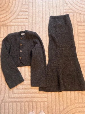 Adoore cardigan + kjol - Helt oanvänt set från Adoore stl 36. Nypris 3200:- för båda. 