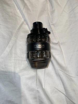 Spicebomb parfym från Viktor & Rolf - Spicebomb från Viktor & Rolf är en parfym i en cool, granatinspirerad flaska i mörkgrått glas med svart plastdetalj och sprayfunktion. Flaskan har en robust och modern design som sticker ut på hyllan. Perfekt för dig som gillar kryddiga och intensiva dofter.