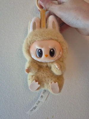 ÄKTA labubu have a seat kollektion. Popmart - ÄKTA labubu. Have a seat kollektion från popmart. Beige och helt ny. Säljer tyvärr bara den och inte förpackningen, så därför mycket billigare än nypris. Inte använd 