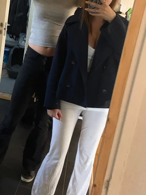 Mörkblå kappa från starviurs  - Mörkblå kappa från starviurs som passar xs/s/m. Passar perfekt till våren/sommaren då den inte är jättetjock och har en stor v ringning. Skriv gärna frågor och skicka prisförslag 