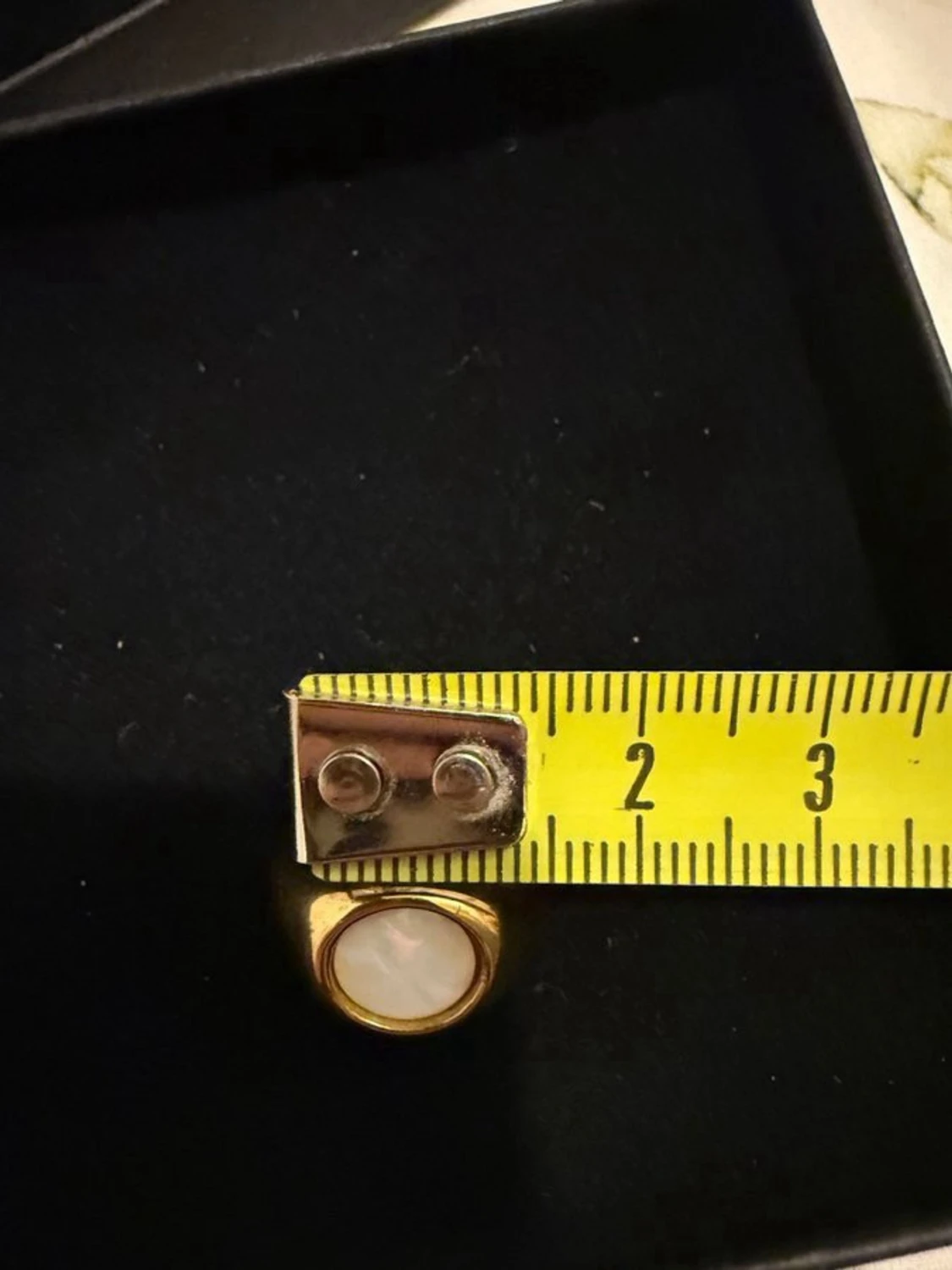 Guldplaterad ring med pärlemordetalj  - 3