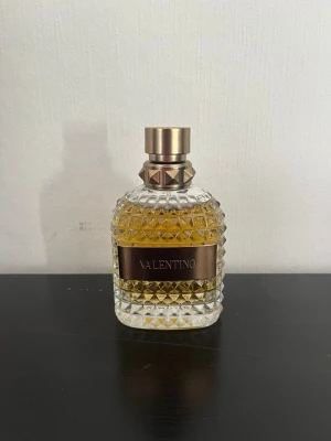 Valentino Uomo Eau de Toilette 100ml - Säljer en Valentino Uomo parfym 100ml! Knappt använd (se bild). Skriv gärna vid mer frågor!