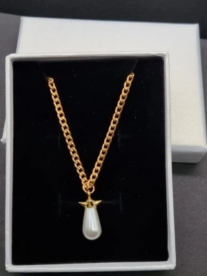 Handgjort halsband inspirerat av Maria Nilsdotter  - Stilren halsprydnad inspirerad av Maria Nilsdotter. ☝️Vid köp ingår en extra berlocksom kan bytas ut, då själva hänget är ömtåligt och känsligt för stötar.#23