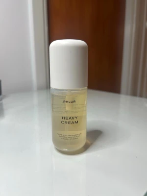 Phlur - Heavy Cream body mist - Body mist i doften Heavy Cream från Phlur. 88ML endast testsprayad. Går ej att få tag i Sverige.