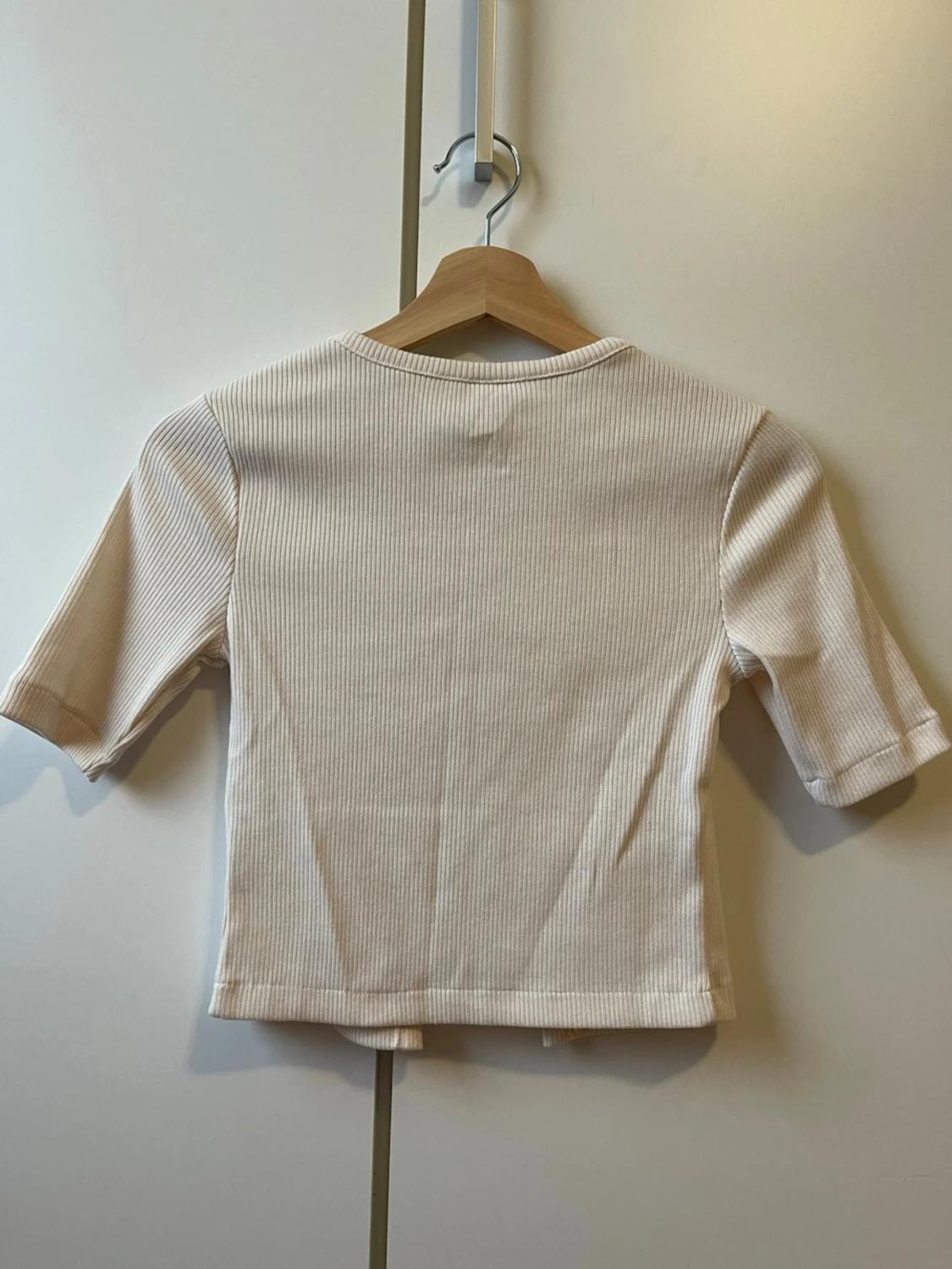 Crémevit ribbad topp med knappar H&M - 2