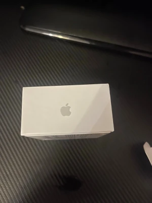 Apple AirPods Pro med laddningsetui - Säljer ett par Apple AirPods Pro med vitt laddningsetui. De är trådlösa in-ear hörlurar i klassisk Apple-design, tillverkade i blank vit plast. Perfekta för musik, samtal och träning med smidig anslutning till alla Apple-enheter.