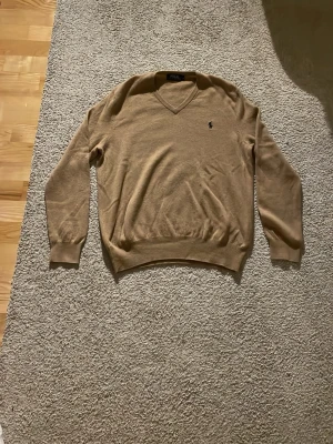 Beige stickad tröja från Polo Ralph Lauren - Säljer nu min tvär feta polo Ralph lauren tröja i marinull, helt ny nästan inte alls använd utan defekter, priset är ej hugget i sten