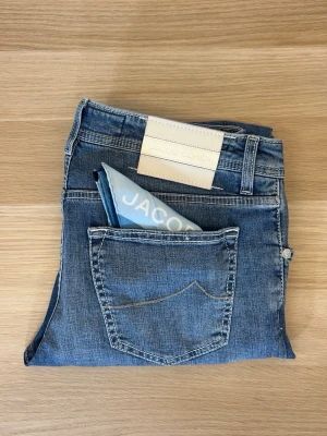 Jacob Cohën Jeans | 622 - Snygga jacob cohën jeans i fin tvätt | W34 | Modell: 622 | Tillbehör: Näsduk | Defekter: Nej, nyskick | Midja: 45 cm | Längd: 111 cm | Innerbenslängd: 86 cm | Måttavvikelser +-1 cm | Modellen är 175 cm och väger 70 kg | Tveka inte att kontakta mig vid frågor😁