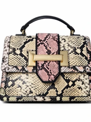 Handväska i ormmönstrat läder - Snygg handväska i beige, svart och rosa ormmönstrat läder med guldfärgad detalj framtill. Väskan har ett topphandtag och en unik rektangulär spänne. Perfekt för dig som vill sticka ut med en trendig accessoar.