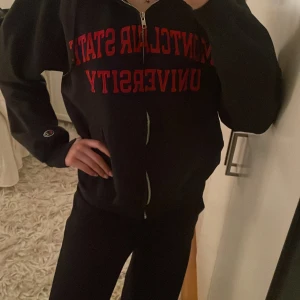 Svart Champion siphoodie  - Säljer en svart zip-hoodie från Champion supersnygg!! Lappen är tyvärr avklippt men srl är S/M