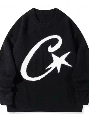Svart stickad tröja med stjärntryck - Cool svart stickad tröja med stor vit C och stjärna på framsidan. Tröjan har rund halsringning, långa ärmar och ribbade muddar. Perfekt för dig som gillar streetwear och vill sticka ut lite extra. Materialet känns mjukt och bekvämt.