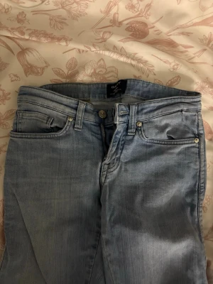 Ljusblå skinny jeans från Gant - Säljer ett par ljusblå skinny jeans från Gant med klassisk femficksmodell och dragkedjegylf. Jeansen har en snygg tvättad look och är tillverkade i stretchigt denimtyg för skön passform. 