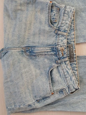 Blåa Jeans  - Blåa jeans från märket AMISU. Köpta på New Yorker och har några få skadaver (se bilderna) men är i stort sett bra skick.                            Finns det nå frågor så är det bara att fråga på!🤗