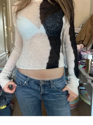 Weekday tröja  - Populär weekday tröja med två olika färger, tröjan säljs ej längre. Pris kan diskuteras 