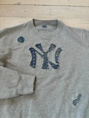 1 of 1 Handmade sweatshirt - Säljer denna 1 of 1 sweatshirt jag handgjort själv från en vanlig hoodie och ett par Levi’s jeans med egen design 🙌 Bredd: 52 cm Längd: 61 cm