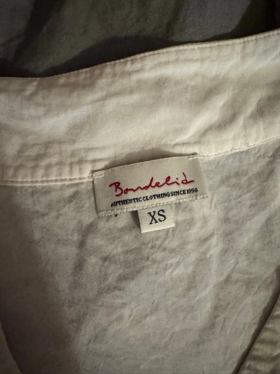 Vit blus med v-ringning från Bondelid - 1