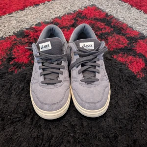 Snygga Gråa asics | Jätte Bekväma  - Snygga gråa Asics sneakers i klassisk design och vita sulor. Skorna har rund tå, platt sula och grå snörning. Perfekta för dig som gillar stilrena och bekväma sneakers med en sportig vibe. Jätte hållbara och bekväma! Har använt en gång!