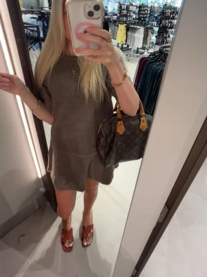 Stickat sett - Snyggaste settet! Kjolen är oanvänd med prislappen kvar och tröjan är använd ca 2 gånger.  Tröjan är i storlek 42 men skulle säga att den sitter som en lite oversized S på mig som vanligtvis bär XS eller S! Kjolen är i storlek 34. Kommer tyvärr ej till använding :(