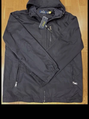 Polo Ralph Lauren Jacka  - Säljer nu denna Ralph Lauren jackan då den inte passar, perfekt inför våren och vindigare väder. Pris kan diskuteras vid snabb affär!