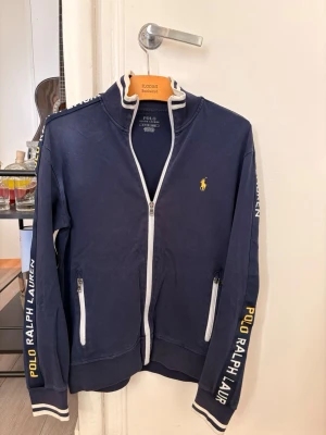Ralph Lauren zip tröja  - Ralph lauren zip. Fräsch tröja men inte riktigt min stil längre. Storlek S men åt det större hållet så kan funka om du är liten medium. Dragkedjan är lite dålig men den går att stänga ordentligt om man krånglar lite. Bra skick i övrigt 