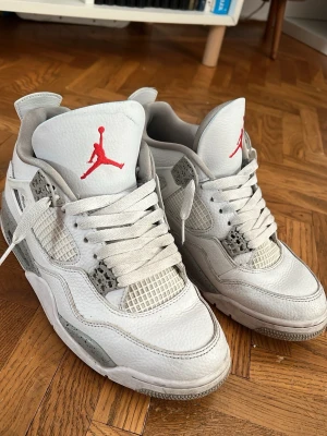Jordan 4 white Oreo  - Säljer ett par Jordan 4 white Oreo storlek 44 fast passar även mig som har 43. Ifall du har några frågor är de bara att höra av dig jag är aktiv och skickar iväg snabbt 